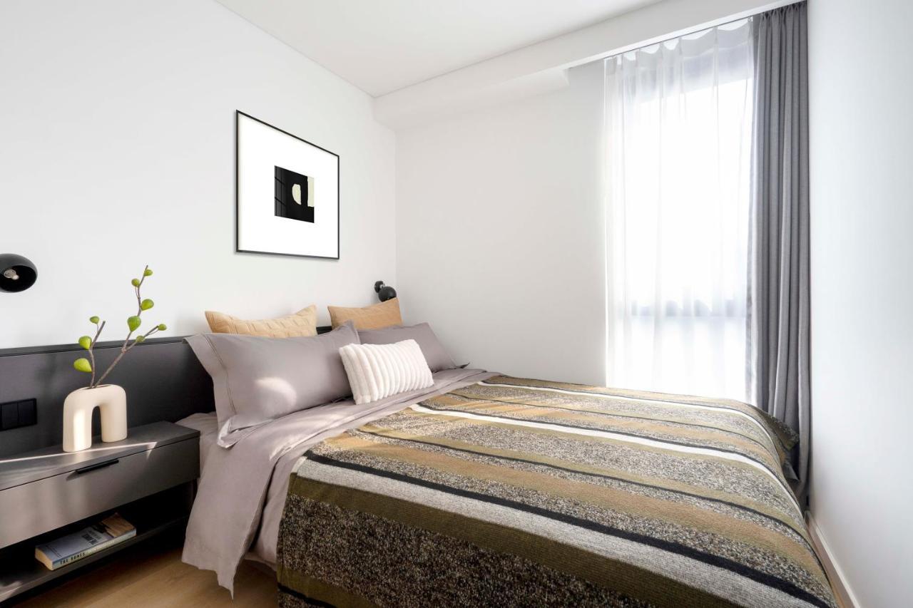 Base-Beijing Wangfujing Serviced Apartment- In Hutong &Bike Rental &Close To Forbidden City, Tian'Anmen Square &Subway Nearby &Free Coffee &Washing Machine,Kitchen &Restaurant Discount &English Speaking &High Speed Free Wifi Kültér fotó A bedroom