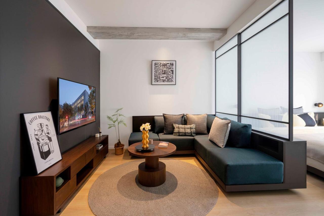 Base-Beijing Wangfujing Serviced Apartment- In Hutong &Bike Rental &Close To Forbidden City, Tian'Anmen Square &Subway Nearby &Free Coffee &Washing Machine,Kitchen &Restaurant Discount &English Speaking &High Speed Free Wifi Kültér fotó A living room