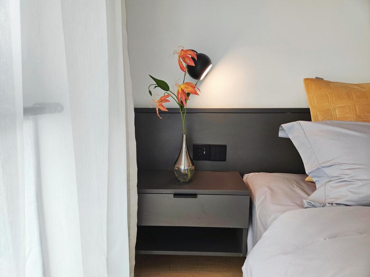 Base-Beijing Wangfujing Serviced Apartment- In Hutong &Bike Rental &Close To Forbidden City, Tian'Anmen Square &Subway Nearby &Free Coffee &Washing Machine,Kitchen &Restaurant Discount &English Speaking &High Speed Free Wifi Kültér fotó A bedside table