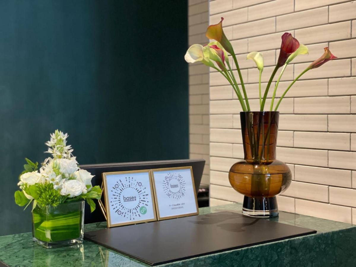 Base-Beijing Wangfujing Serviced Apartment- In Hutong &Bike Rental &Close To Forbidden City, Tian'Anmen Square &Subway Nearby &Free Coffee &Washing Machine,Kitchen &Restaurant Discount &English Speaking &High Speed Free Wifi Kültér fotó Reception desk at the hotel