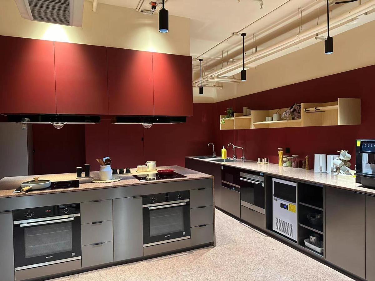 Base-Beijing Wangfujing Serviced Apartment- In Hutong &Bike Rental &Close To Forbidden City, Tian'Anmen Square &Subway Nearby &Free Coffee &Washing Machine,Kitchen &Restaurant Discount &English Speaking &High Speed Free Wifi Kültér fotó A typical kitchen