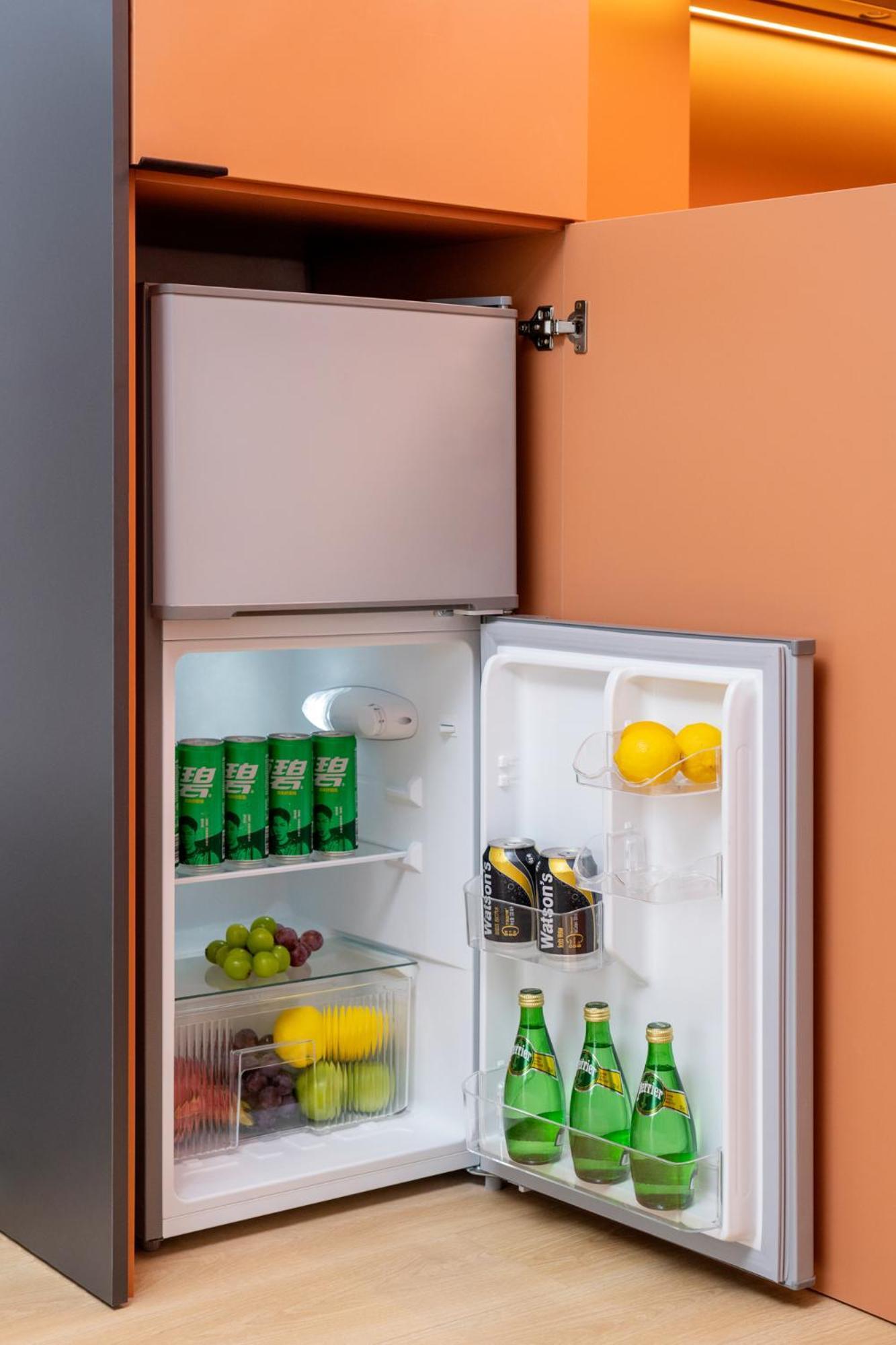 Base-Beijing Wangfujing Serviced Apartment- In Hutong &Bike Rental &Close To Forbidden City, Tian'Anmen Square &Subway Nearby &Free Coffee &Washing Machine,Kitchen &Restaurant Discount &English Speaking &High Speed Free Wifi Kültér fotó A refrigerator