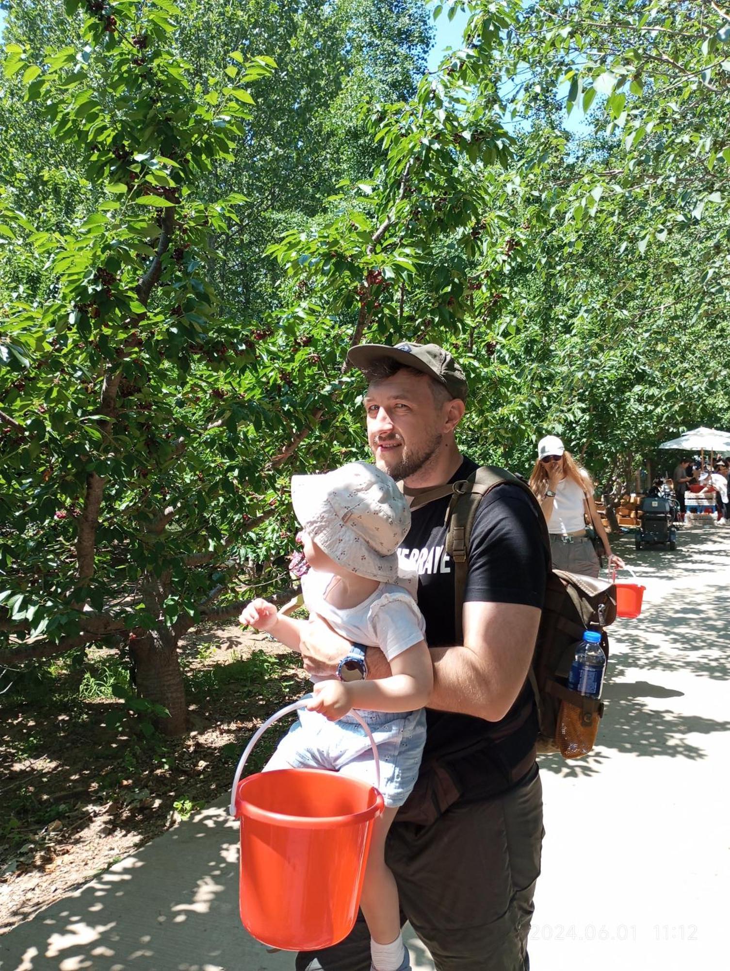 Base-Beijing Wangfujing Serviced Apartment- In Hutong &Bike Rental &Close To Forbidden City, Tian'Anmen Square &Subway Nearby &Free Coffee &Washing Machine,Kitchen &Restaurant Discount &English Speaking &High Speed Free Wifi Kültér fotó A father with his child
