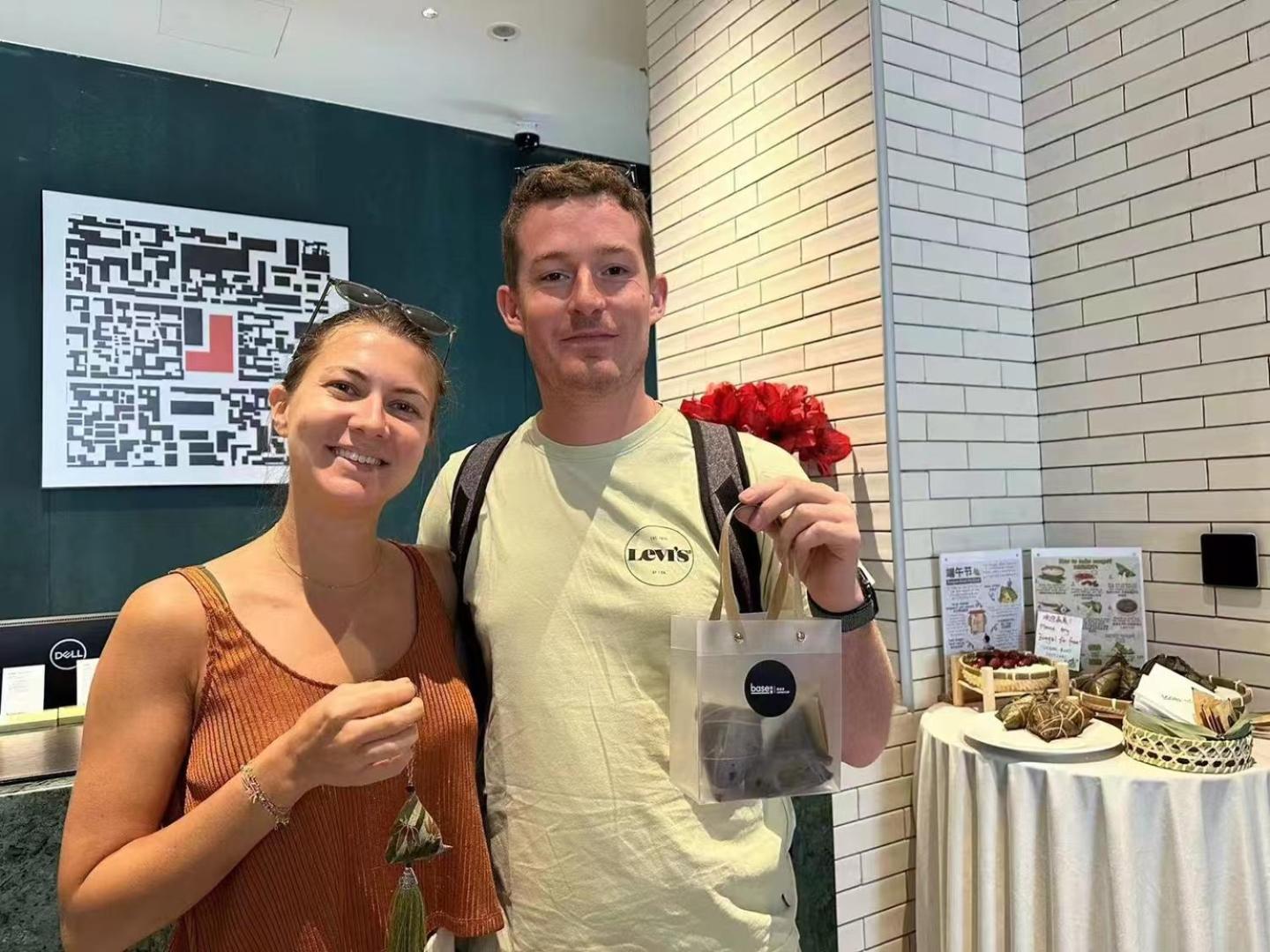 Base-Beijing Wangfujing Serviced Apartment- In Hutong &Bike Rental &Close To Forbidden City, Tian'Anmen Square &Subway Nearby &Free Coffee &Washing Machine,Kitchen &Restaurant Discount &English Speaking &High Speed Free Wifi Kültér fotó Visitors to the museum