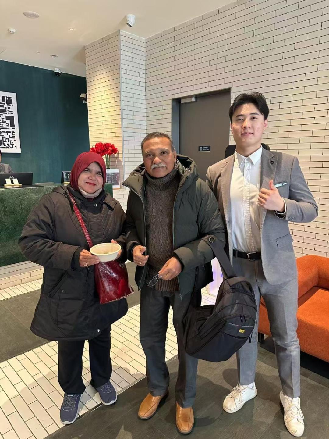 Base-Beijing Wangfujing Serviced Apartment- In Hutong &Bike Rental &Close To Forbidden City, Tian'Anmen Square &Subway Nearby &Free Coffee &Washing Machine,Kitchen &Restaurant Discount &English Speaking &High Speed Free Wifi Kültér fotó Amina, Abdul and Kim
