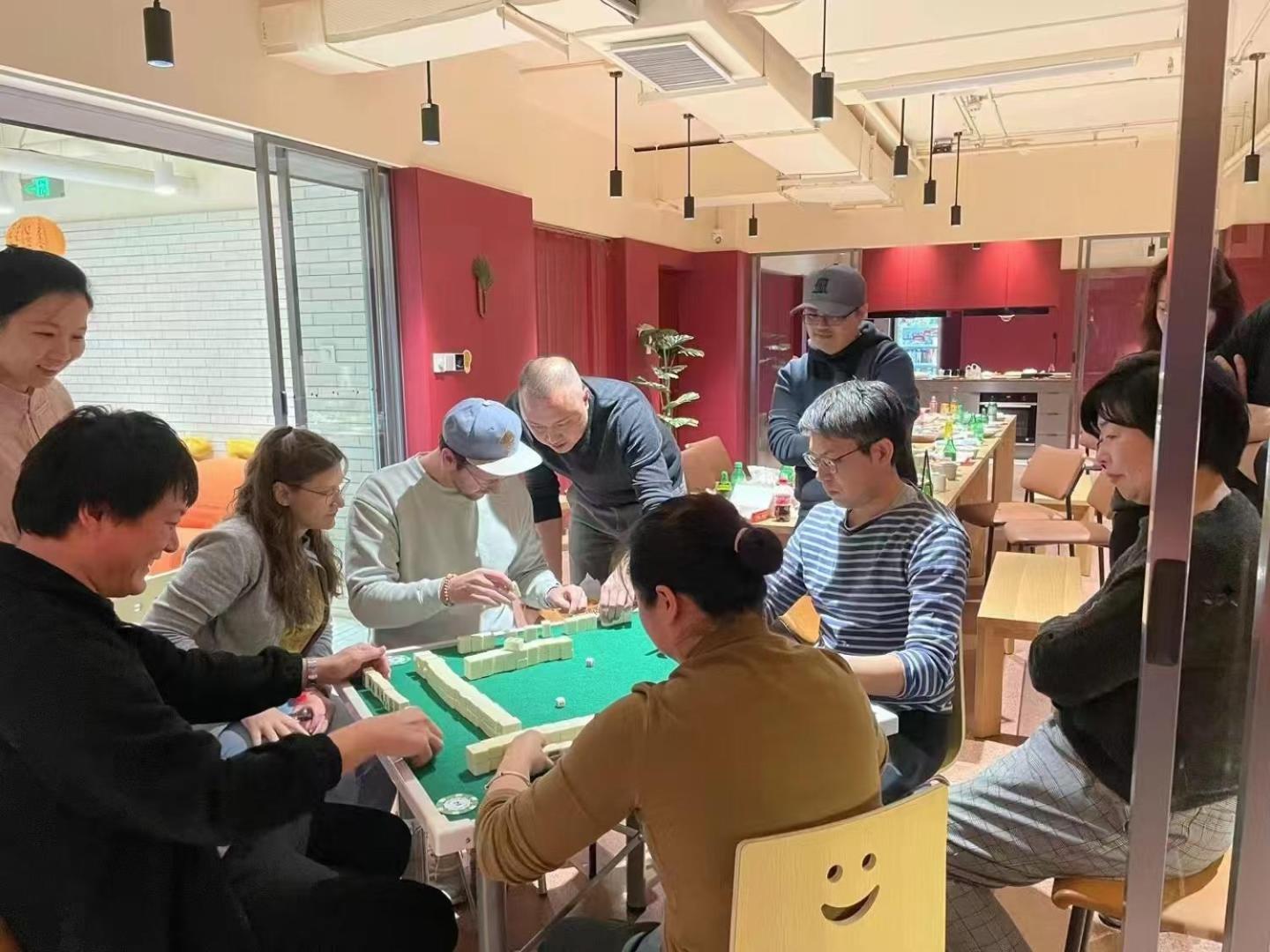 Base-Beijing Wangfujing Serviced Apartment- In Hutong &Bike Rental &Close To Forbidden City, Tian'Anmen Square &Subway Nearby &Free Coffee &Washing Machine,Kitchen &Restaurant Discount &English Speaking &High Speed Free Wifi Kültér fotó A mahjong game in progress
