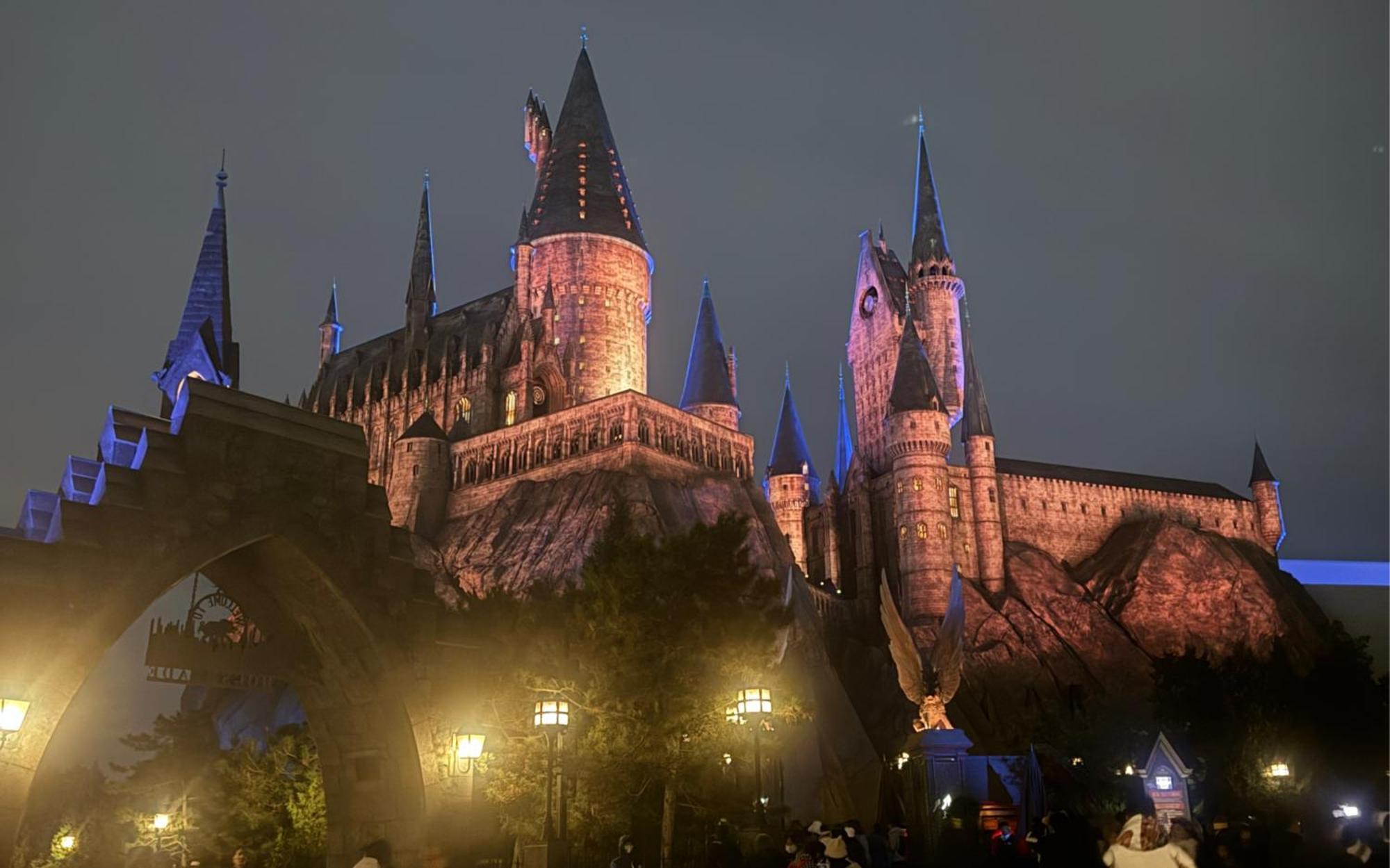 Base-Beijing Wangfujing Serviced Apartment- In Hutong &Bike Rental &Close To Forbidden City, Tian'Anmen Square &Subway Nearby &Free Coffee &Washing Machine,Kitchen &Restaurant Discount &English Speaking &High Speed Free Wifi Kültér fotó Hogwarts Castle at The Wizarding World of Harry Potter