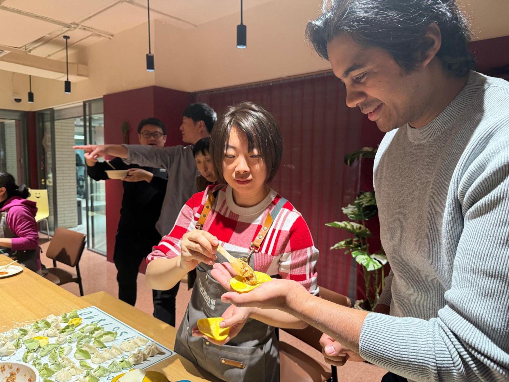 Base-Beijing Wangfujing Serviced Apartment- In Hutong &Bike Rental &Close To Forbidden City, Tian'Anmen Square &Subway Nearby &Free Coffee &Washing Machine,Kitchen &Restaurant Discount &English Speaking &High Speed Free Wifi Kültér fotó A woman and a man at a restaurant in Tokyo, Japan