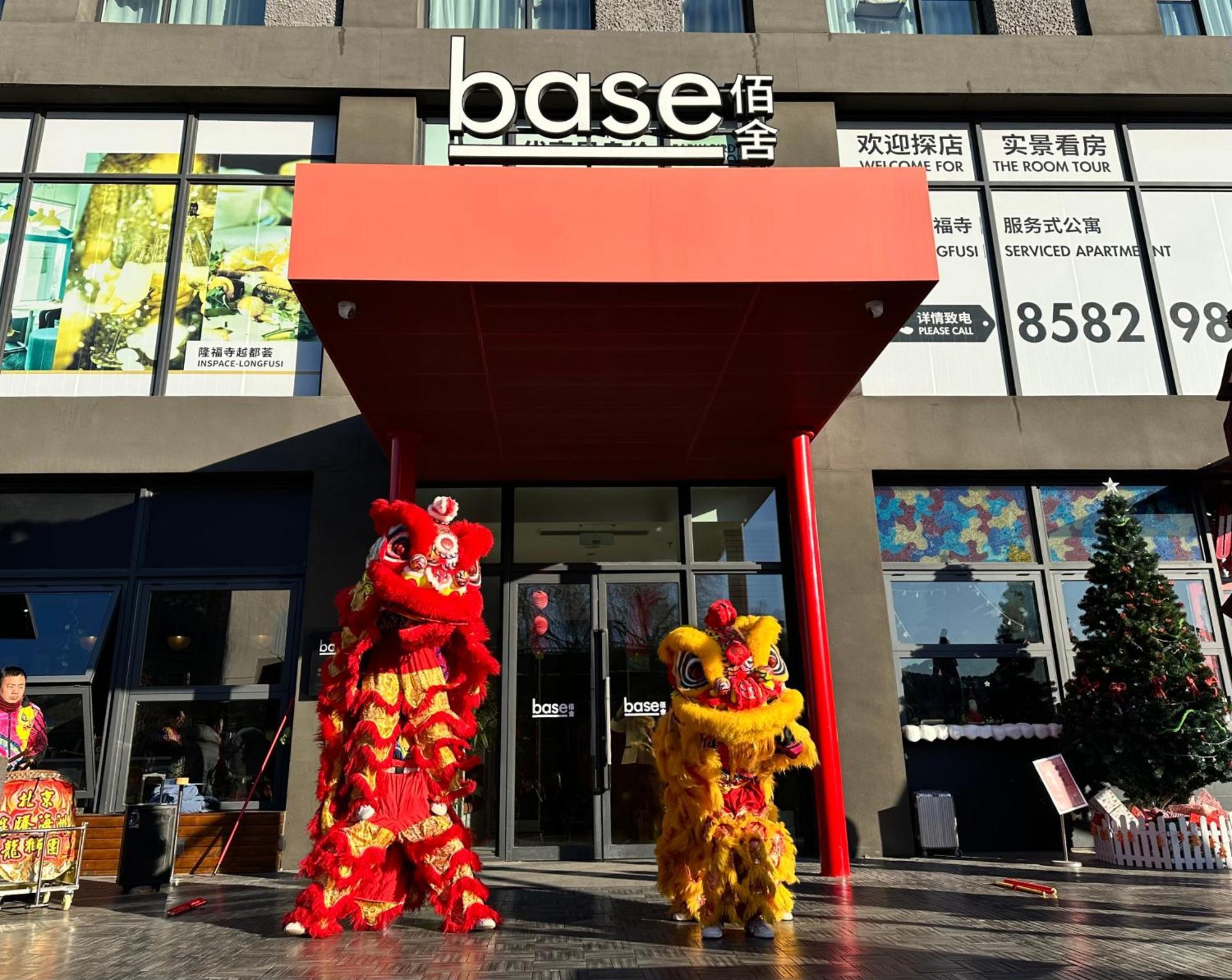 Base-Beijing Wangfujing Serviced Apartment- In Hutong &Bike Rental &Close To Forbidden City, Tian'Anmen Square &Subway Nearby &Free Coffee &Washing Machine,Kitchen &Restaurant Discount &English Speaking &High Speed Free Wifi Kültér fotó Chinese New Year celebrations at Base Shopping Centre